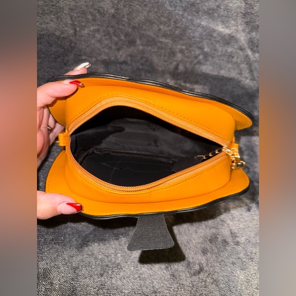 NWOT Pumpkin Shaped Crossbody Bag - Picture 6 of 13